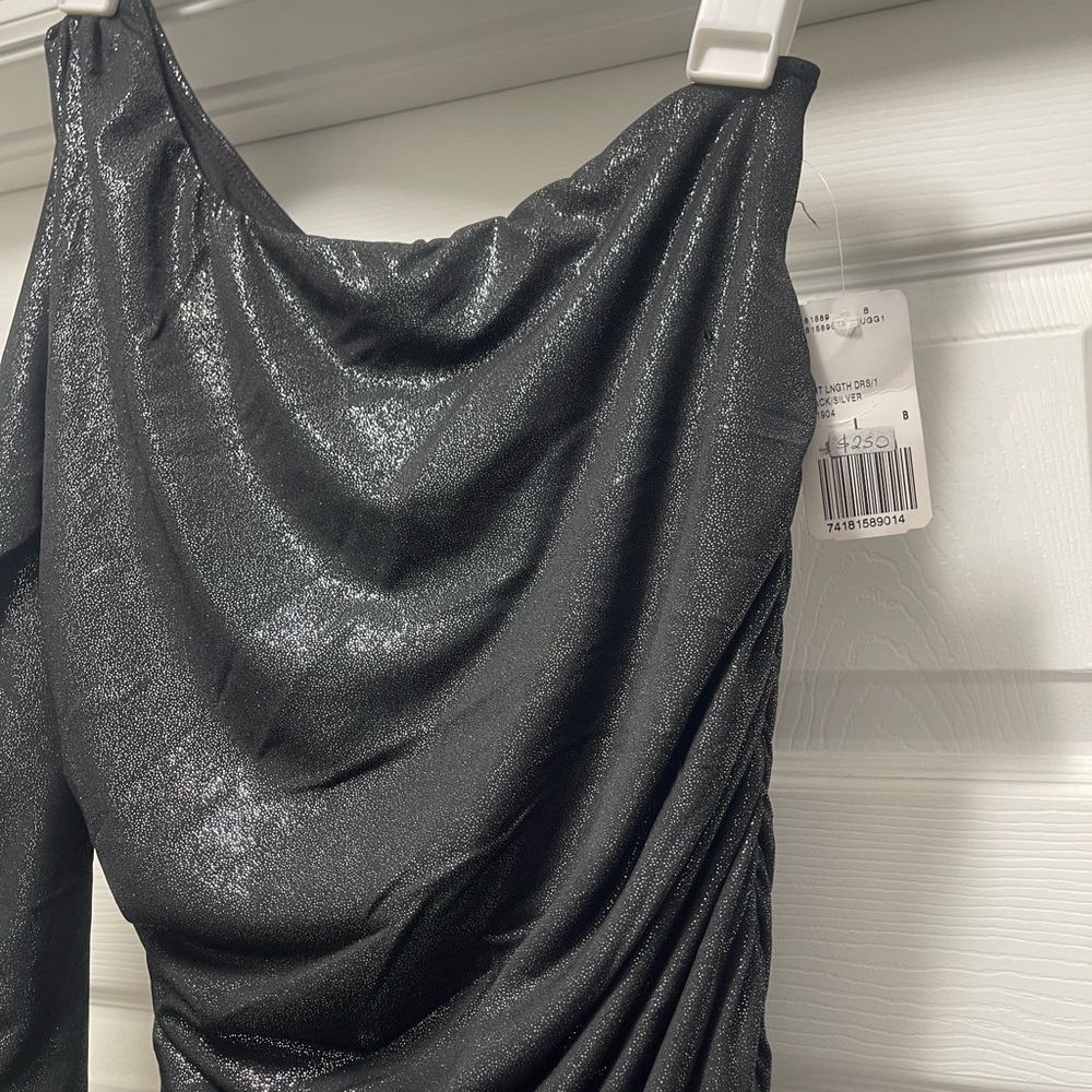 Hermoso vestido para fiesta , con hombro escotado